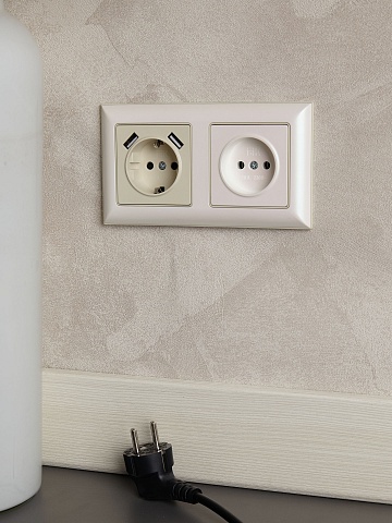 IEK BRITE Роз. с з/к/ш 16А с USB A+A 3,1А РЮш10-2-БрКр беж.