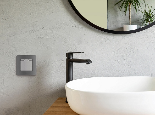 Legrand INSPIRIA Алюминий Розетка 2К+З IP 44 с откидной крышкой и шторками - немецкий стандарт - 16 А - 250 В
