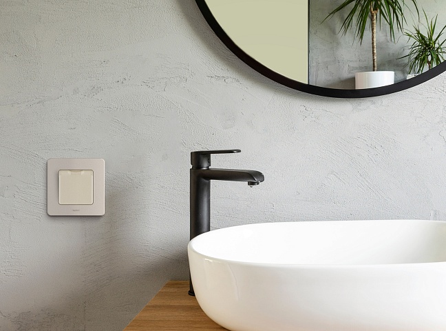 Legrand INSPIRIA Слоновая кость Розетка 2К+З IP 44 с откидной крышкой и шторками - немецкий стандарт - 16 А - 250 В
