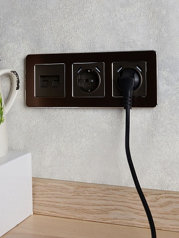 IEK BRITE DECOR Коричневый металл. скругл.угол Рамка 3-мест. РУ-3-1-Бр RE AL