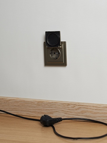 IEK BRITE Розетка 1-местная с заземлением с защитными шторками и крышкой 16А IP44 РСбш10-3-44-БрШ шампань