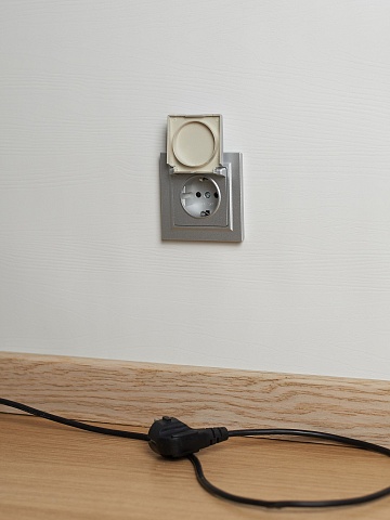 IEK BRITE Розетка 1-местная с заземлением с защитными шторками и крышкой 16А IP44 РСбш10-3-44-БрА алюминий