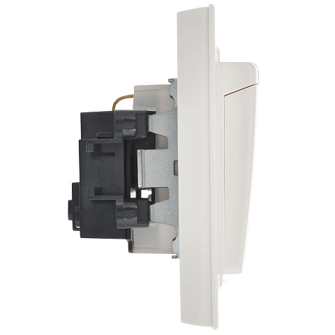 IEK BRITE BASE Белый Розетка с кр. 16А IP44 РСбш10-3-44-БрБ в сборе