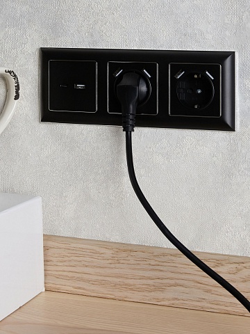 IEK BRITE Роз. с з/к/ш 16А с USB A+A 2,1А РЮш10-1-БрЧ черн.