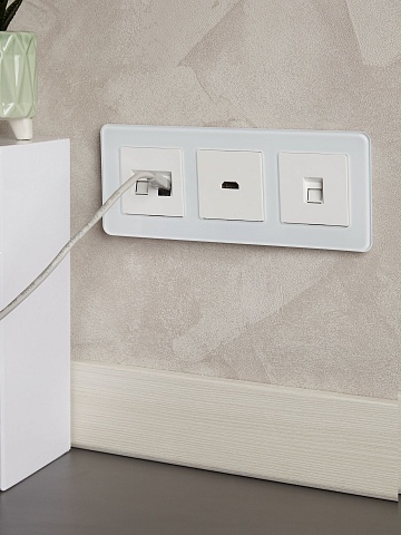 IEK BRITE DECOR Белый матовый стекло скругл.угол Рамка 3-м РУ-3-2-Бр RE