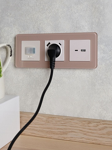 IEK BRITE Роз. с з/к/ш 16А с USB A+C 18Вт РЮш11-1-БрЖ жемч.