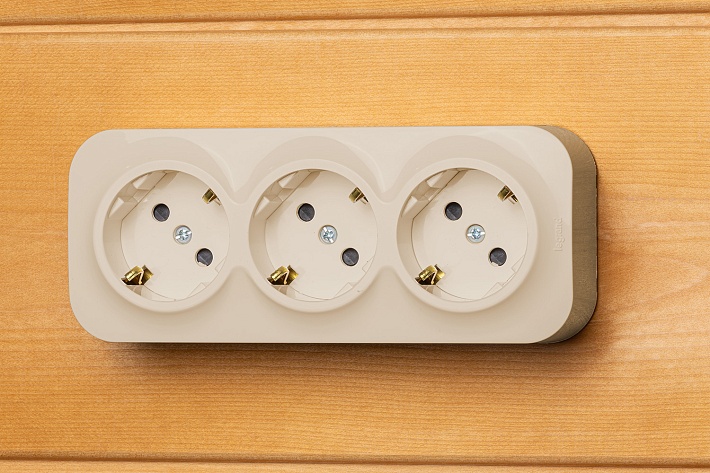 Legrand Quteo IP 20 Слоновая кость Розеточный блок с предварительным подключением 3 x 2К+З с защитными шторками - 16 A - 250 В~