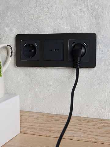 IEK BRITE Роз. с з/к/ш 16А с USB A+A 3,1А РЮш10-2-БрГ граф.